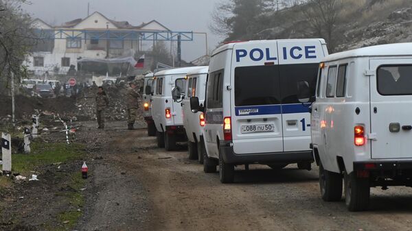 Автомобили МЧС на контрольно-пропускном пункте в Нагорном Карабахе