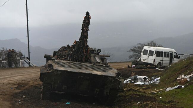 Брошенная военная техника на дороге в Нагорном Карабахе