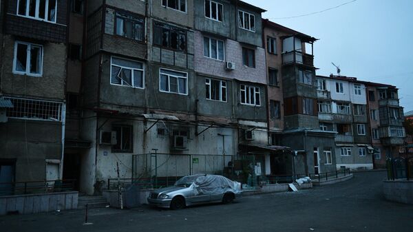 Обстрелянные дома на одной из улиц в Степанакерте