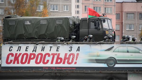Сотрудники правоохранительных органов на несанкционированной акции в Минске