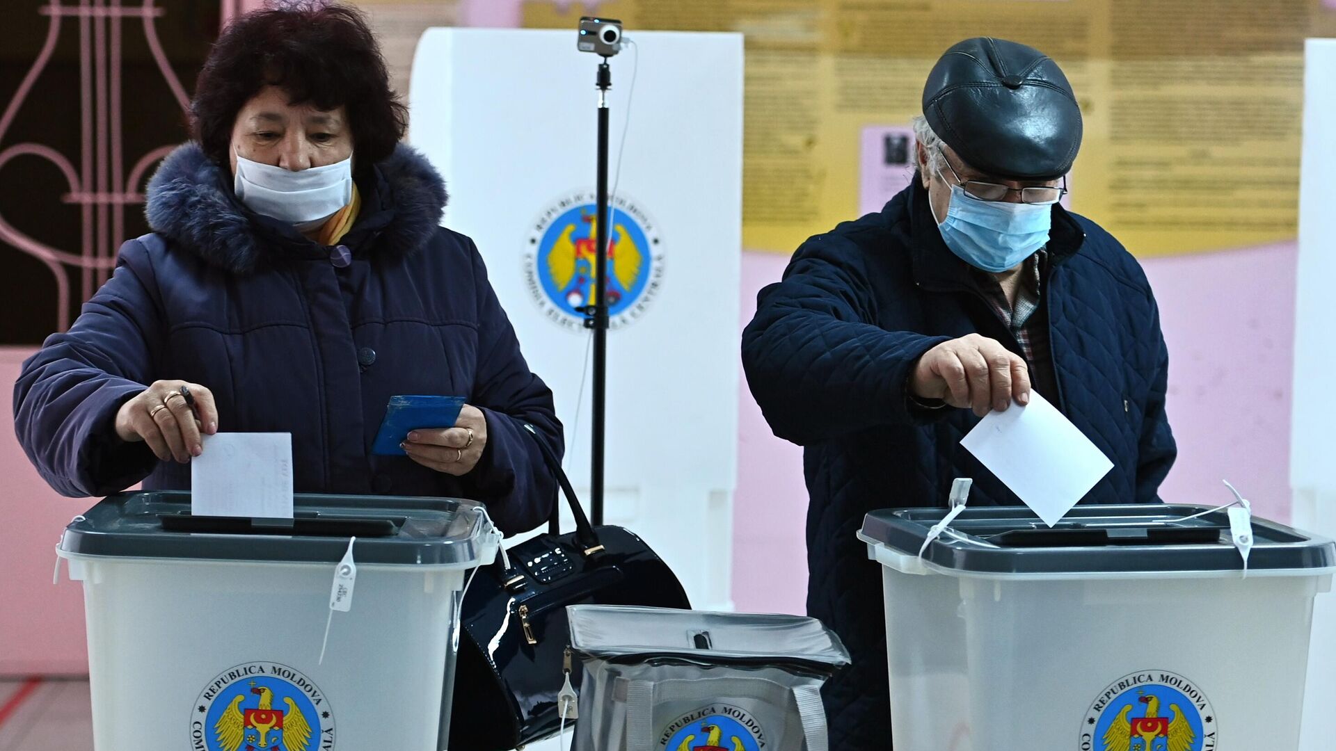 Избиратели голосуют во время второго тура на выборах президента Молдавии   - РИА Новости, 1920, 15.11.2020