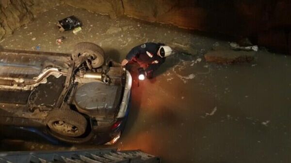 Автомобиль опрокинулся в коммунальную яму в Саратове