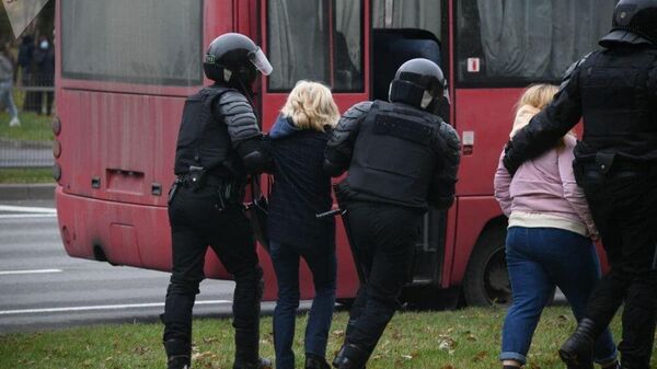 Сотрудники правоохранительных органов и участники несанкционированной акции протеста в Минске