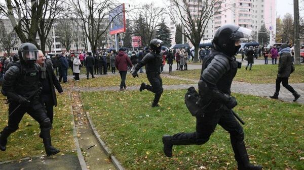 Сотрудники правоохранительных органов и участники несанкционированной акции протеста в Минске