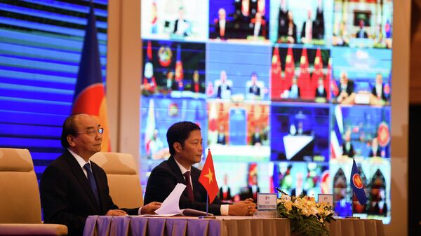 Премьер-министр Вьетнама Нгуен Суан Фук на церемонии подписания соглашения о Всестороннем региональном экономическом партнерстве на саммите АСЕАН