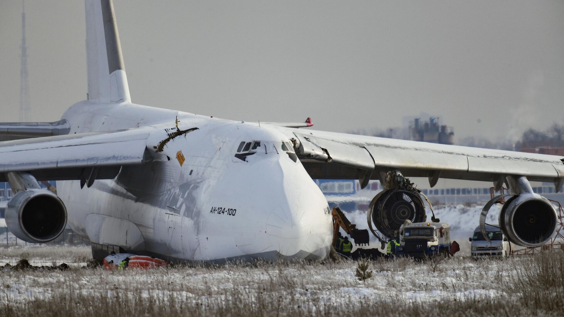 Работы на месте аварийной посадки самолета Ан-124 в аэропорту Толмачево в Новосибирске - РИА Новости, 1920, 15.11.2020