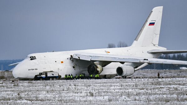 Работы на месте аварийной посадки самолета Ан-124 в аэропорту Толмачево в Новосибирске