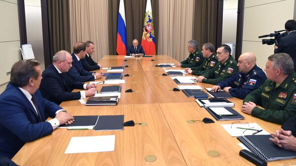 Президент РФ Владимир Путин проводит совещание с руководством Минобороны РФ и предприятий ОПК