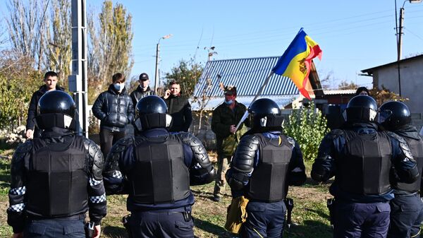 Сторонники кандидата в президенты Майи Санду пытаются препятствовать проезду автомобилей из Приднестровья в Молдавию в приграничном поселке Варница в день второго тура выборов президента Молдавии,