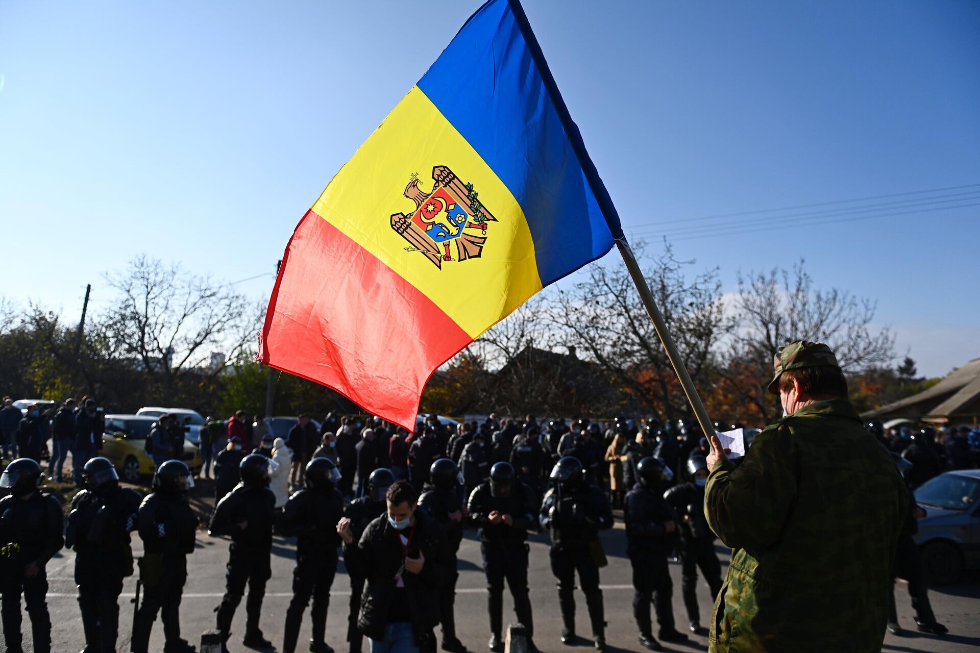 Сотрудники полиции в приграничном поселке Варница обеспечивают проезд автомобилей из Приднестровья в Молдавию в день второго тура выборов президента Молдавии - РИА Новости, 1920, 30.05.2022