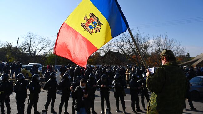 Сотрудники полиции в приграничном поселке Варница обеспечивают проезд автомобилей из Приднестровья в Молдавию в день второго тура выборов президента Молдавии