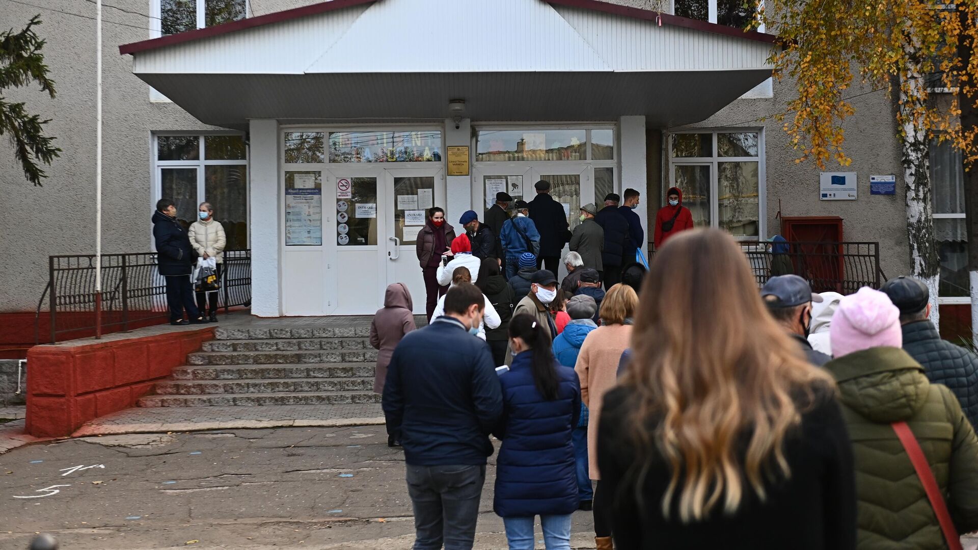 Люди стоят в очереди на избирательный участок в поселке Варница во время второго тура на выборах президента Молдавии - РИА Новости, 1920, 10.07.2021