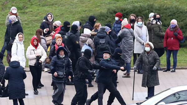 Сотрудники правоохранительных органов задерживают участников несанкционированной акции протеста в Минске