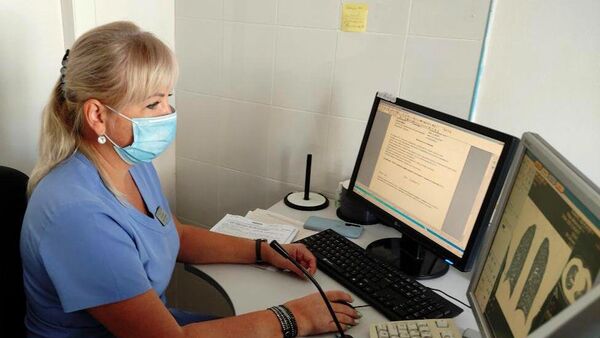 Врач ставропольской краевой больницы во время заполнения документов