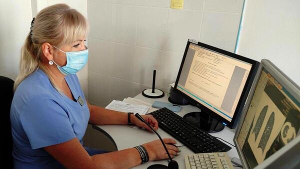 Врач ставропольской краевой больницы во время заполнения документов