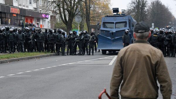 Сотрудники правоохранительных органов во время несанкционированной акции белорусской оппозиции Марш смелых в Минске