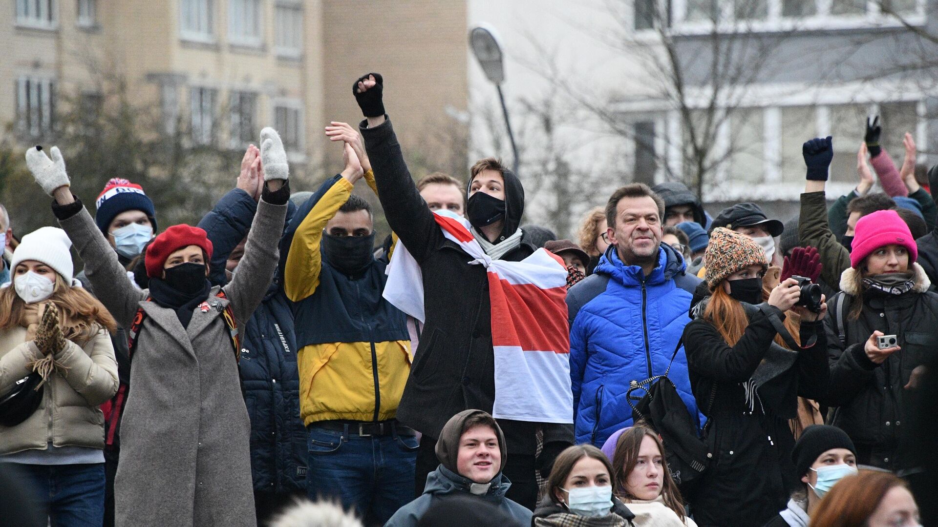 Участники акции протеста у народного мемориала в память о погибшем 12 ноября жителе белорусской столицы Романе Бондаренко - РИА Новости, 1920, 25.11.2020