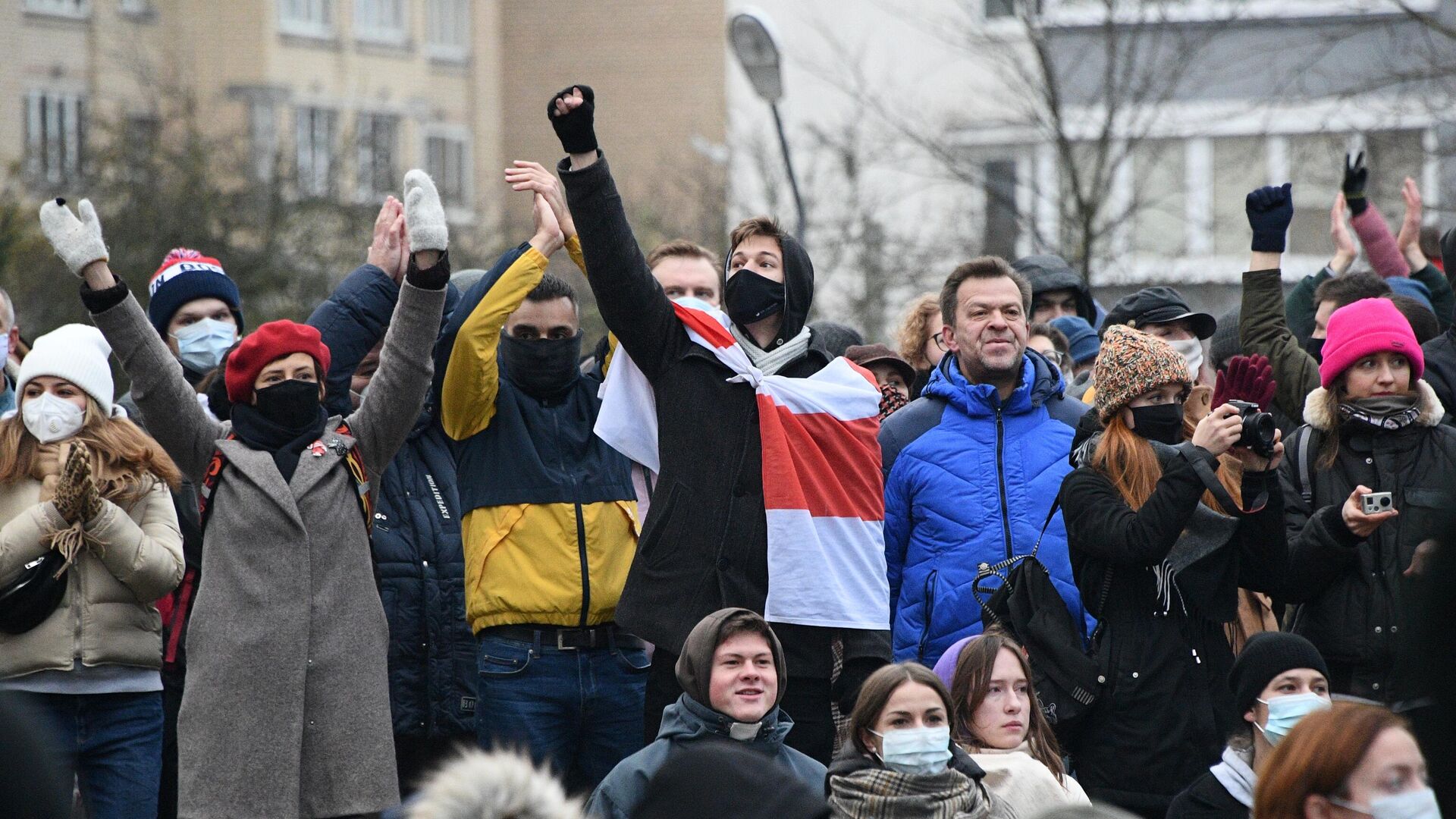 Участники акции протеста у народного мемориала в память о погибшем 12 ноября жителе белорусской столицы Романе Бондаренко - РИА Новости, 1920, 25.11.2020