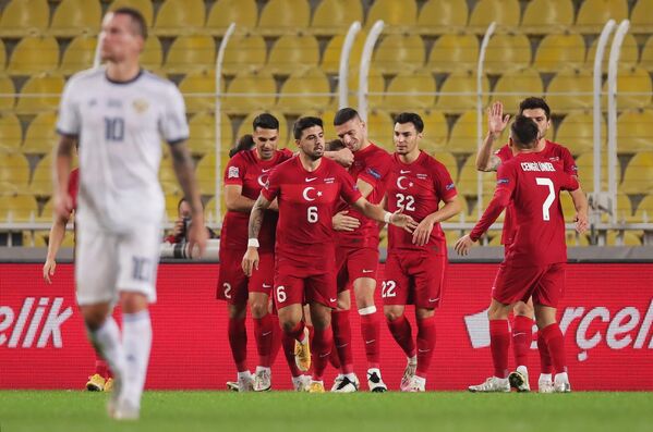 Футболисты сборной Турции радуются забитому мячу