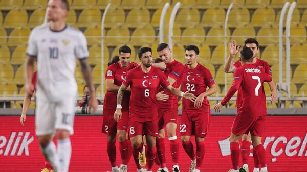 Футболисты сборной Турции радуются забитому мячу