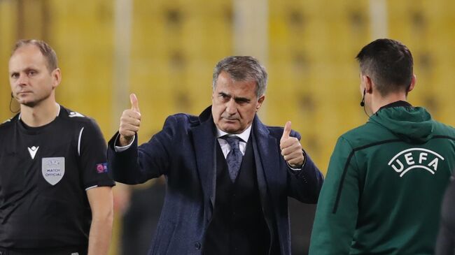 Главный тренер сборной Турции Шенол Гюнеш (в центре)