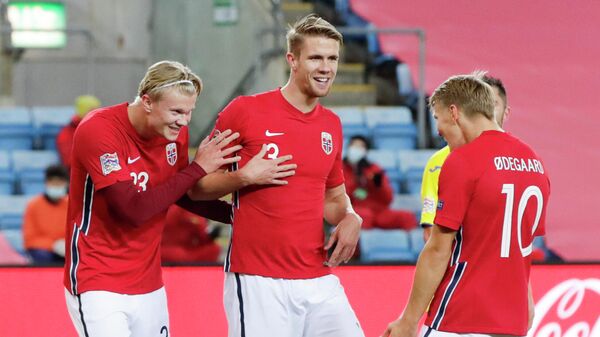 Нападающий сборной Норвегии Эрлинг Холанн (слева) и защитник сборной Норвегии Кристофер Айер (по центру)