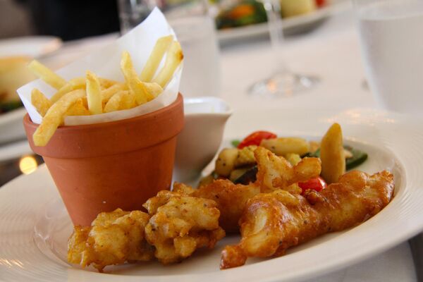 Рыба и картофель фри в ресторане ЮАР