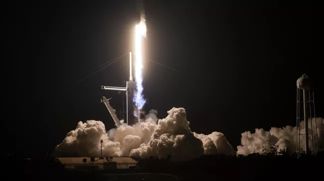 Старт ракеты Falcon 9 с кораблем Crew Dragon