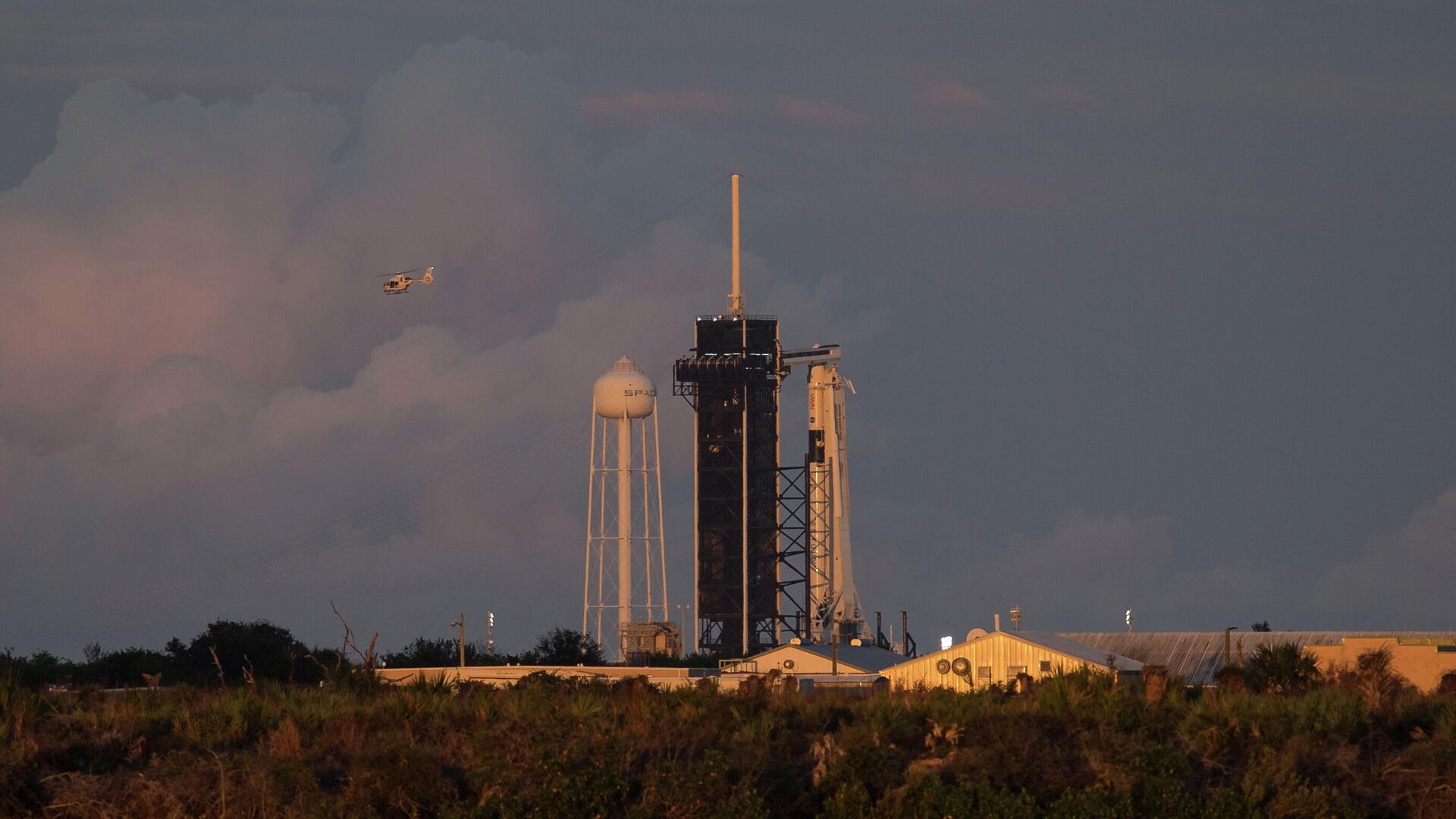 Подготовка к запуску к МКС ракеты Falcon 9 с кораблем Crew Dragon на космодроме Космического центра им. Дж. Ф. Кеннеди - РИА Новости, 1920, 20.01.2021