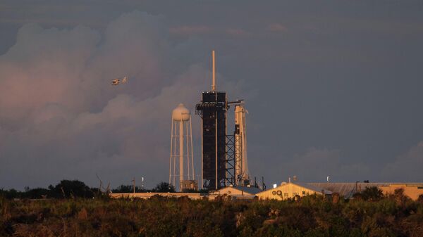 Подготовка к запуску к МКС ракеты Falcon 9 с кораблем Crew Dragon на космодроме Космического центра им. Дж. Ф. Кеннеди
