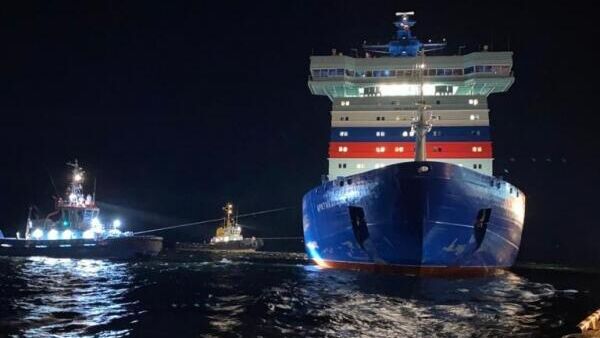 Головной универсальный атомный ледокол Арктика вышел из порта Мурманск в первый рабочий рейс