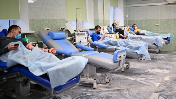 Пациенты, переболевшие COVID-19, сдают плазму в городской клинической больнице №52 в Москве