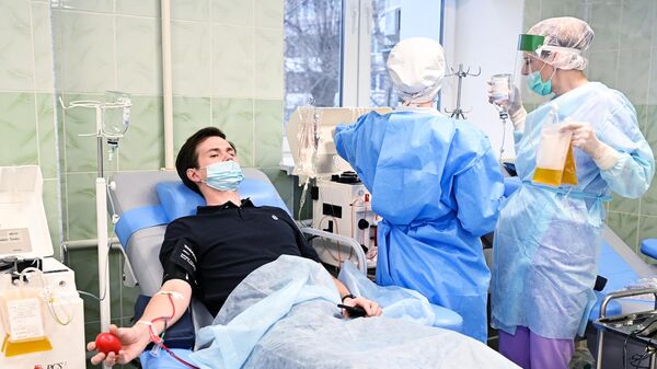 Пациент, переболевший COVID-19, сдает плазму в городской клинической больнице №52 в Москве