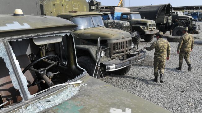 Военнослужащие Азербайджана осматривают трофейную военную технику армии Армении, захваченную в ходе боевых действий в Нагорном Карабахе