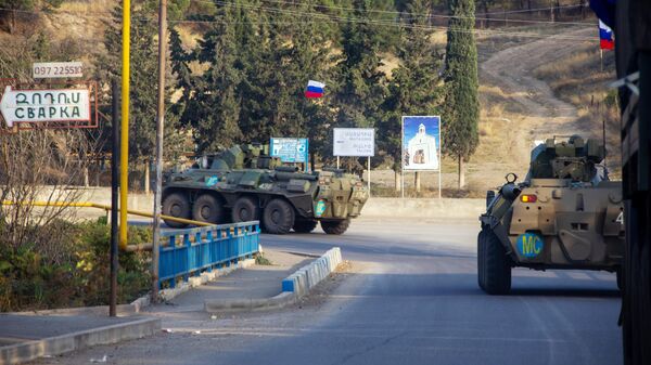 Колонна российских миротворцев направляется к монастырю Дадиванк в Нагорном Карабахе