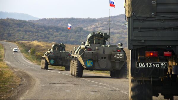 Колонна российских миротворцев направляется к монастырю Дадиванк в Нагорном Карабахе