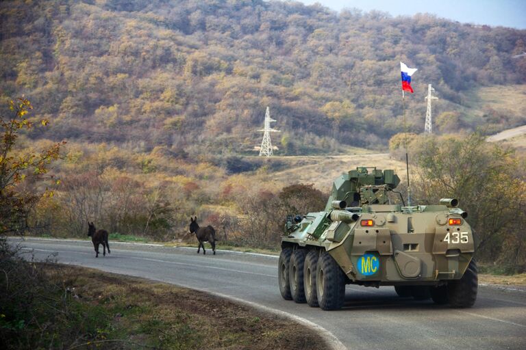 Колонна российских миротворцев направляется к монастырю Дадиванк в Нагорном Карабахе