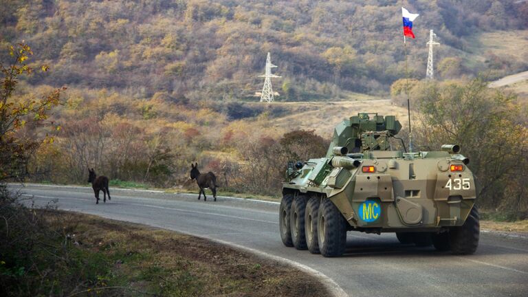 Колонна российских миротворцев направляется к монастырю Дадиванк в Нагорном Карабахе