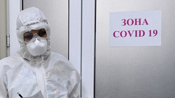 Медицинский работник в акушерском отделении для беременных с коронавирусом в роддоме No1 в Краснодаре