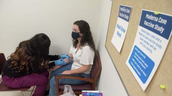 Доброволец проходит тестирование перед введением вакцины mRNA-1273 производства компании Moderna в Детройте