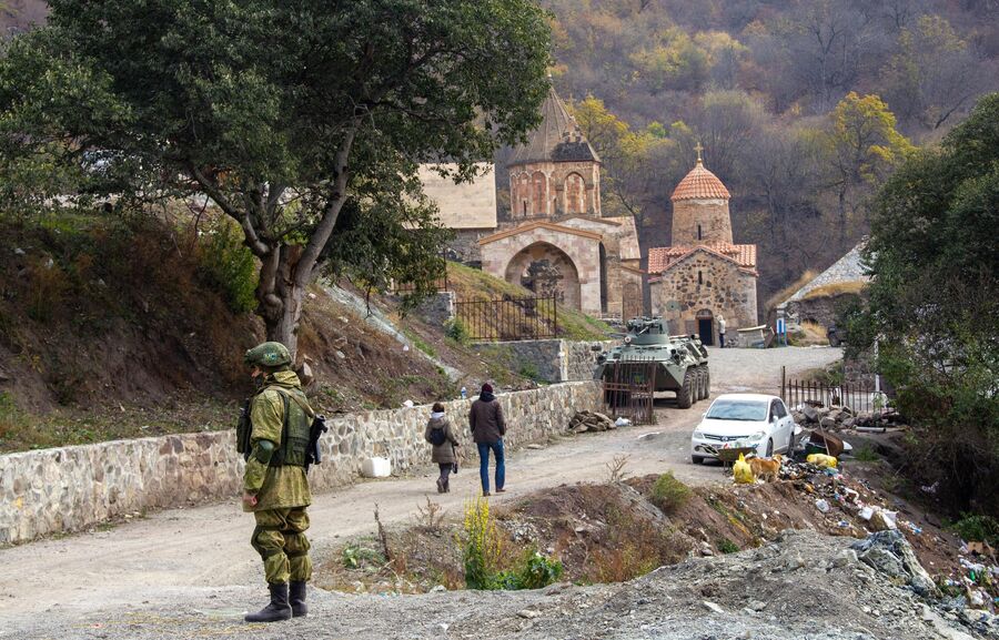 Российский миротворец у монастыря Дадиванк в Нагорном Карабахе