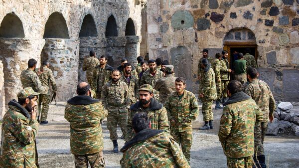 Военнослужащие на территории монастырского комплекса Дадиванк в Нагорном Карабахе