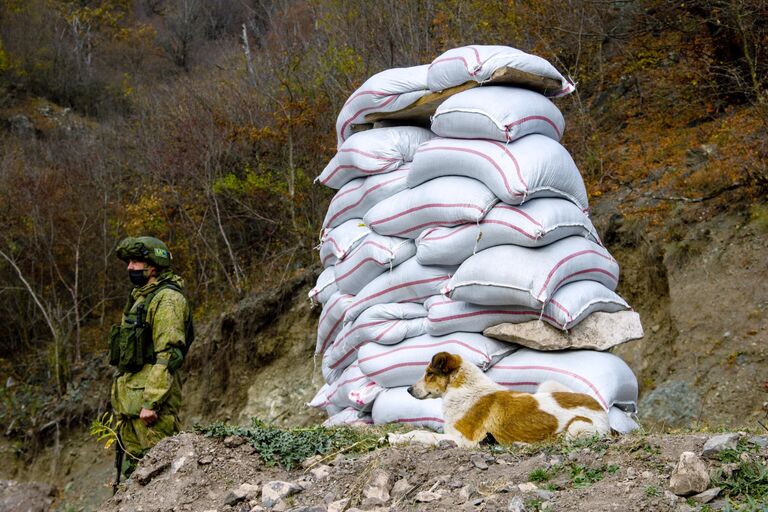 Российский миротворец у монастыря Дадиванк в Нагорном Карабахе