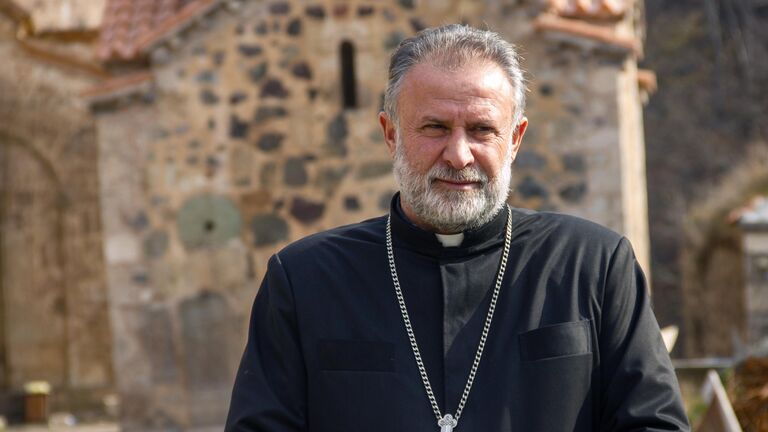 Настоятель монастыря, духовный пастор Карвачарского района иерей Ованнес Ованнисян на территории монастырского комплекса Дадиванк в Нагорном Карабахе