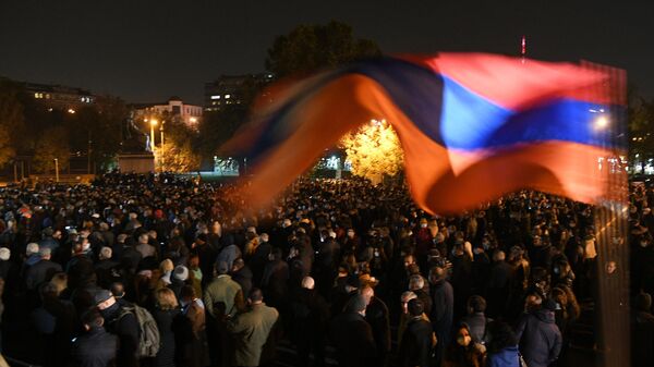 Участники митинга оппозиции на Площади Свободы в Ереване