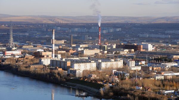 Вид на правобережную часть Красноярска и промышленные кварталы Ленинского района.