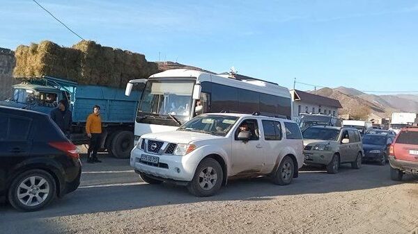 Люди покидают дома и уезжают из Кельбаджарского района в Карабахе