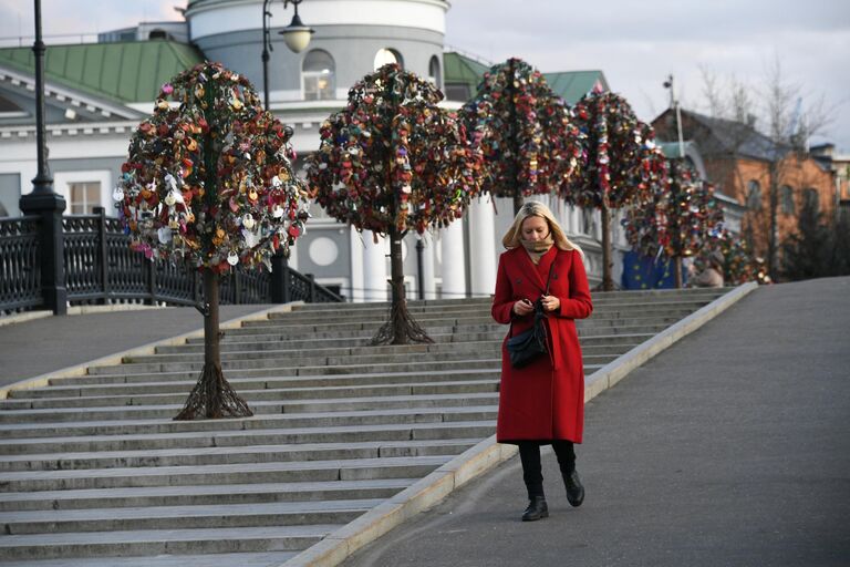 Девушка на Лужковом мосту в Москве