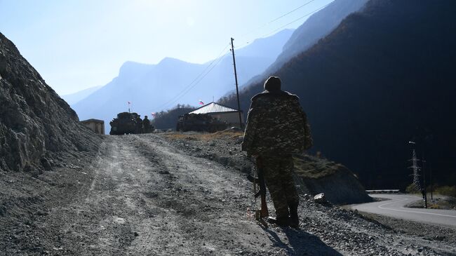 Вооруженный мужчина у базы российских миротворцев в Нагорном Карабахе