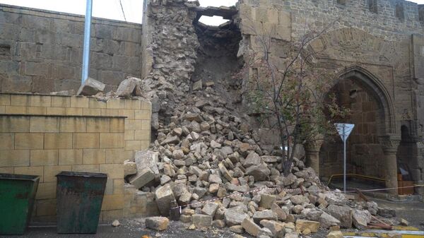 Разрушенная из-за дождей часть стены крепости Нарын-кала в Дербенте